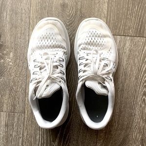 Nike flex 2017 run women’s white athletic shoes